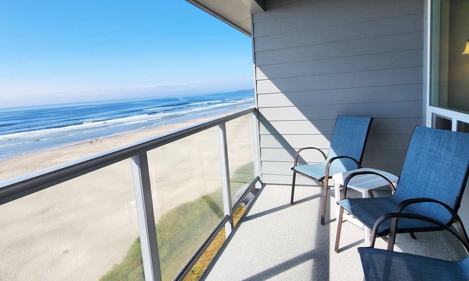Newport Condo | Nye Beach Ocean Front Condo! Walk to Everything! Spectacular Views!