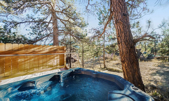 Estes Park Cabin | O'Deer Cabin – Pet-Friendly, Walk to Downtown Estes, Private Hot Tub – EV#3241