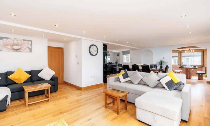 Knowle Sands House | Oak Cottage, Games Room, Dog Friendly Sleep 16 NEC
