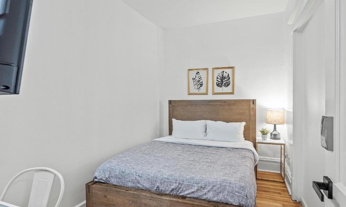 North Oakland House | Oakland/University @B Quiet & Stylish Private Bedroom with Shared Bathroom