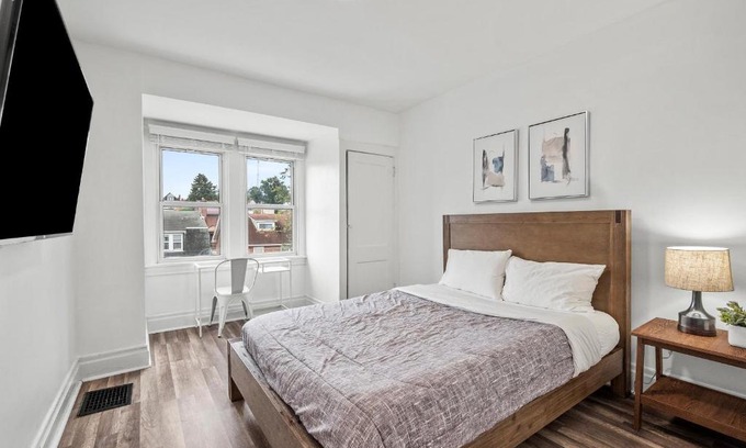 Pittsburgh House | Oakland/University @H Bright and Stylish Private Bedroom with Shared Bathroom