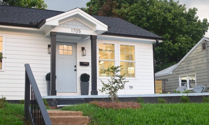 Downtown House | Oakwood Cottage - Put Green, Fire Pit, Mins to DT