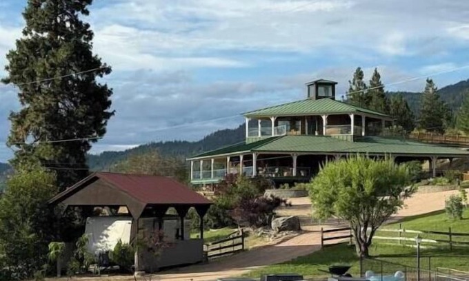 Central Okanagan House | Oasis in Oyama