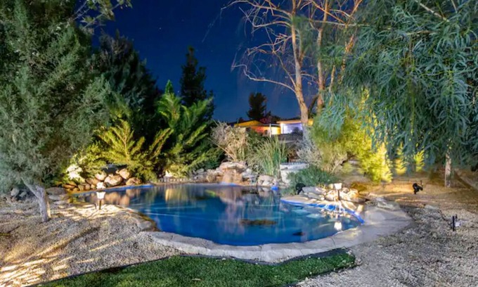 Joshua Tree House | Oasis🌵in the❤️of Joshua Tree + Gym + Hot Tub + Tesla⚡️+ pond and waterfall