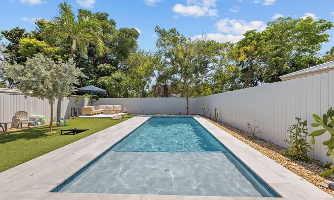 West Park House | Oasis Residence-Pool-Grill- Turf-Mins2Airport, Beach, HardRock