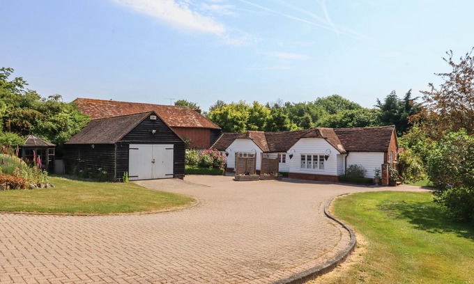 Five Oak Green Cottage | OAST COTTAGE, with a garden in Hadlow