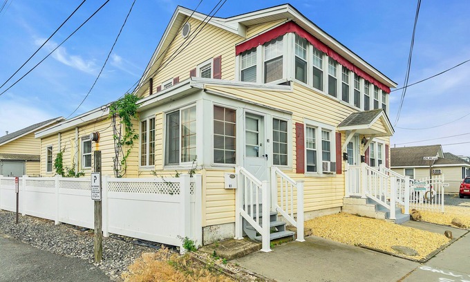 Point Pleasant Beach House | OCE222L | 1st Flr 2BR 1 ba Unit, on site parking, beachside location! by Shore Points Vacations