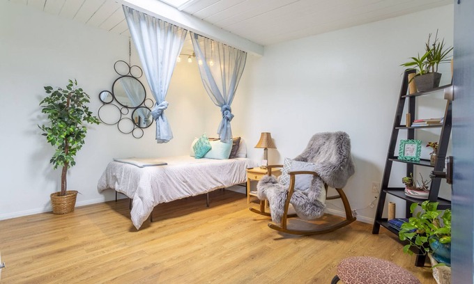 Ocean Beach Apartment | OCEAN BEACH, #7 ZEN, RETRO COTTAGE STUDIO, ONLY 3 BLOCKS TO THE BEACH π