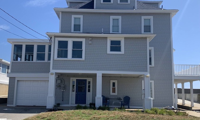 Minot House | Ocean Front! 2 minute walk to beach!