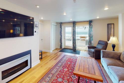 Yachats Apartment | Ocean Front Studio, Heron at Oregon House, Stairs to the Beach!