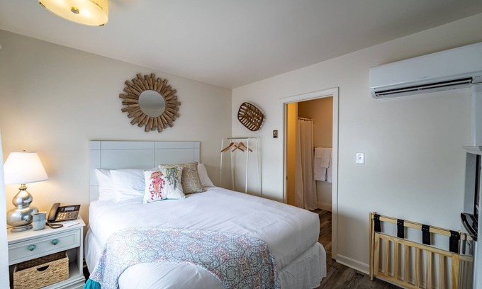 Rehoboth Beach Hotel | Ocean Glass Inn - Deluxe Room