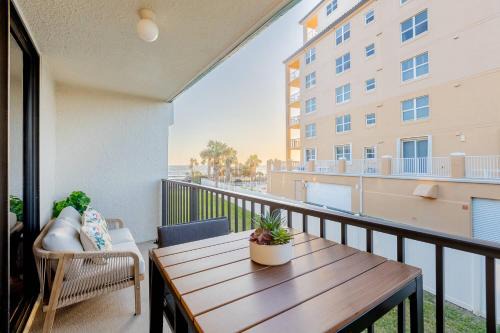 New Smyrna Beach Apartment | Ocean Pool view I Beach front I Near Flagler 2BR
