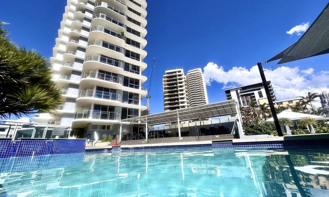 Main Beach Apartment | Ocean View 2BR MainBeach Getaway
