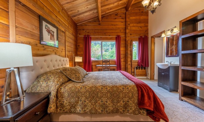 Alert Bay Cabin | Ocean View Lodge with Hot Breakfast