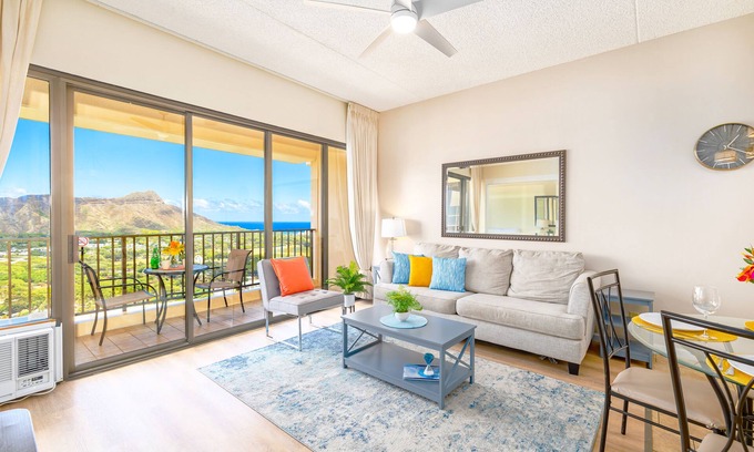 Western Honolulu Condo | Ocean View Oasis with Free Parking: A Waikiki Gem!