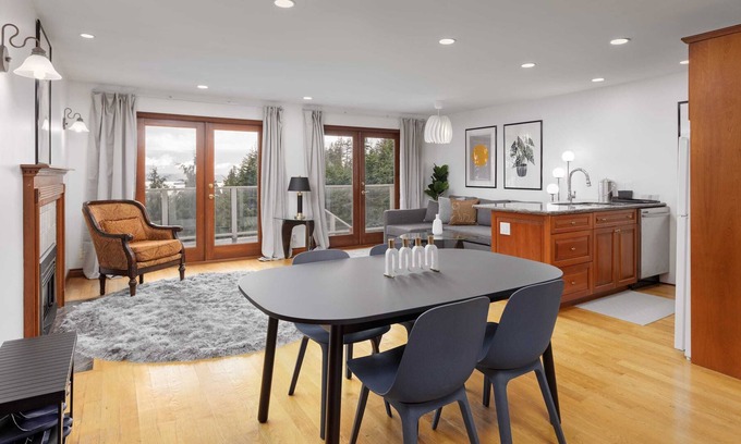 West Vancouver House | Ocean view1 BR vacation suite