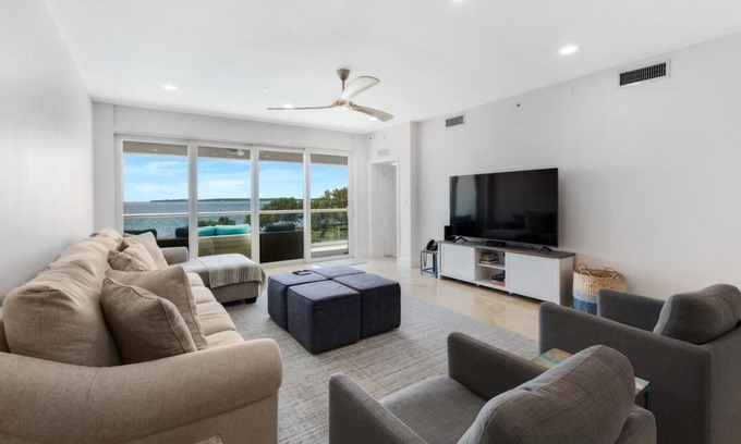 Rock Harbor Condo | Oceanfront 3BR/2.5BA Mariner's Club Villa 324 with Oasis Pool, Marina, Game Room & More