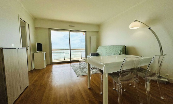 Pornichet Apartment | Oceanfront Apartment, 2 Rooms, Sleeps 4, Renovated, Terrace, Parking - Pornichet