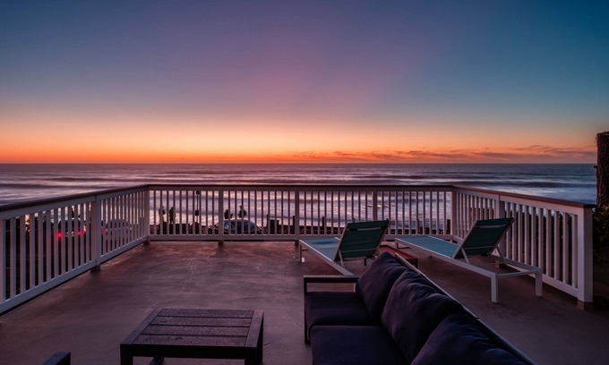 Beach Barber Tract House | Oceanfront at Windansea Beach- AC, Private Oceanfront Deck, Parking!