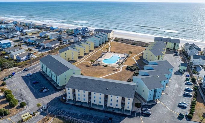 Surf City Condo | Oceanfront Complex with Pool