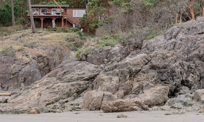 Anacortes House | Oceanfront home steps from private beach & only a quick drive to Anacortes!