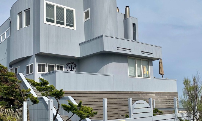 Ocean Beach House | OCEANFRONT Luxury 5 Bedroom house, Heated Pool, Jacuzzi. Sleeps 12
