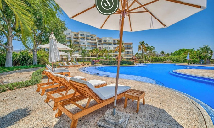 La Cruz de Huanacaxtle Apartment | Oceanfront 3BR Condo with Beach Club - Pool