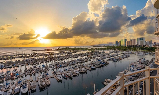 Waikiki Apartment | *Oceanfront Renovated Getaway in Waikiki