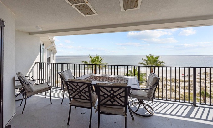 Isle of Palms Condo | Oceanfront Top Floor Villa, Large Balcony, & Community Pool in Wild Dunes!