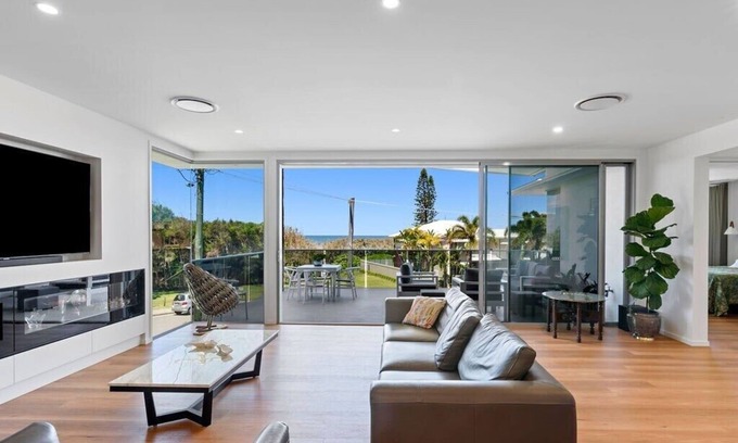 Shelly Beach House | Oceanfront with Pool -Steps Away from Shelly Beach