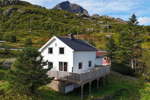 Flakstad House | Oceanview Escape Lofoten