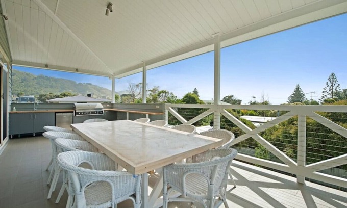Apollo Bay House | Oceanview Mountain Retreat, Pet Friendly Fireplace free EV charger