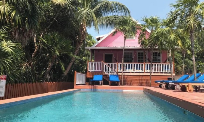 Caye Caulker Apartment | Oceanview/Pool/Dock/AC-Barbaras Beach House-3 bed/2 bath sleeps 7
