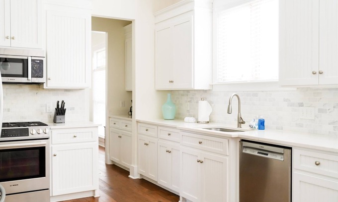 Demere Park House | October Special! Large family home w private pool!