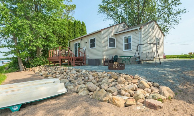 Lindstrom House | October Weekend still available Cozy Lakefront 2 BR- 1BA, Welcomes you!