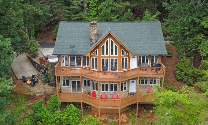 Helen Cabin | Oktoberfest Sale! 2 min to Helen! Sauna! Fire Pit!