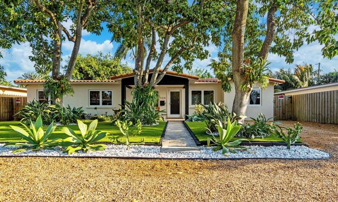 Middle River Terrace Villa | Olas Oasis - Chic Luxe House + Pool for 10