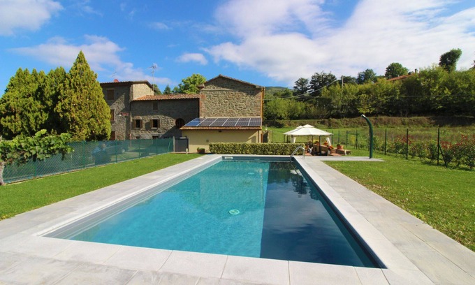 Pieve di Chio Villa | Old country mill about 12 km from the city of Arezzo, private and fenced swimming pool. Ideal villa