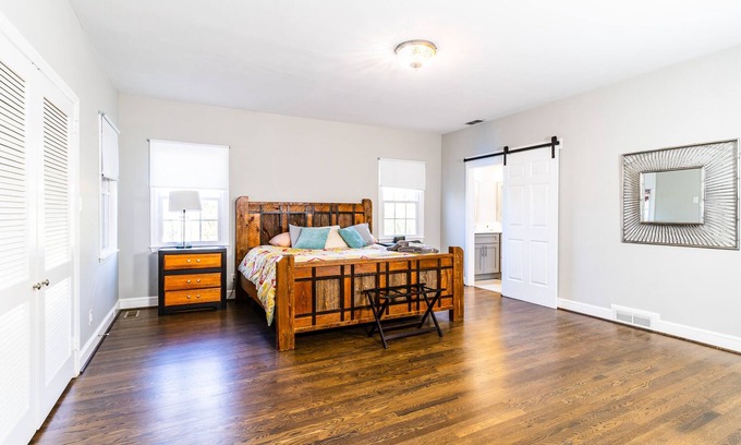 Old Irving Park House | Old Irving Park 7BR with Hot Tub