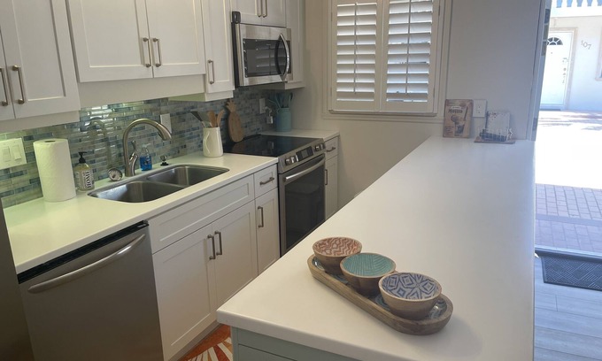 Redevelopment Area Condo | Old Naples, Snowbirds Getaway