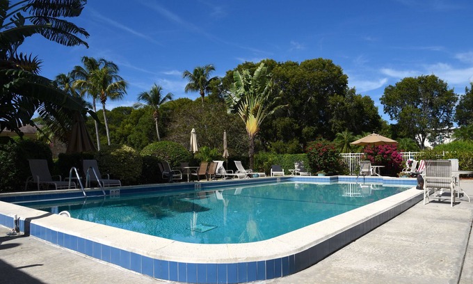 Old Naples House | Old Naples, Steps From The Beach And 5th Ave Restaurants And Shopping