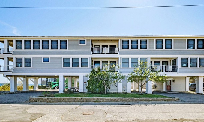 Old Orchard Beach Condo | Old Orchard Beach, Spacious, beachfront, 2 bedroom condo