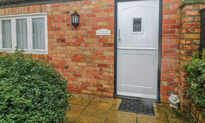 Louth Cottage | OLD SWEET SHOP, pet friendly, with a garden in Saltfleetby