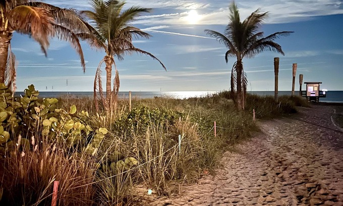Cocoa Beach Resort | On Cocoa Beach beach 2bd, 2 bath, condo kitchen, dining and living roomnSleeps 6