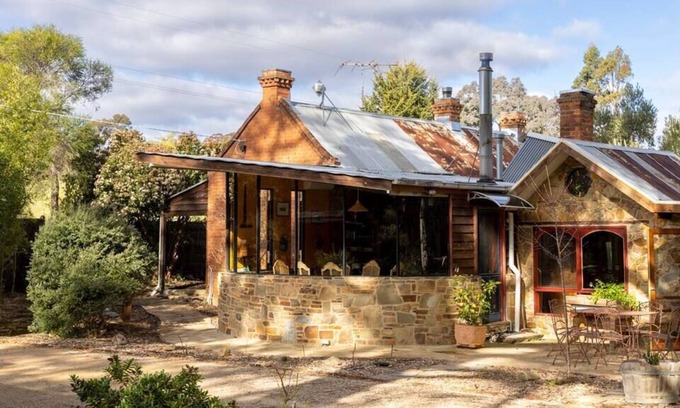 Mount Alexander Shire House | ON GOLDEN POINT - STONE COTTAGE IN CHEWTON