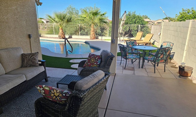 Coyote Lakes House | On golf course, private pool, spring training, 25 min to State Farm Stadium