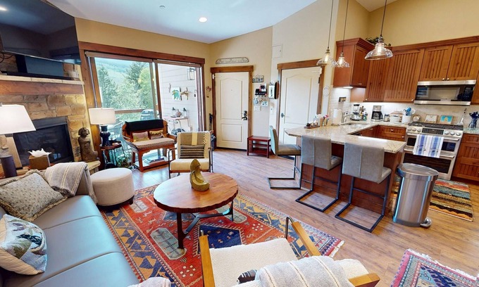 Silverthorne Condo | On River Trail! Elevator. Walk to Dining, Shops, Events, Town Pools/Hot Tub