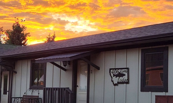 Gardiner Cabin | On the banks of the Yellowstone River, 3 blocks from the North Entrance of YNP