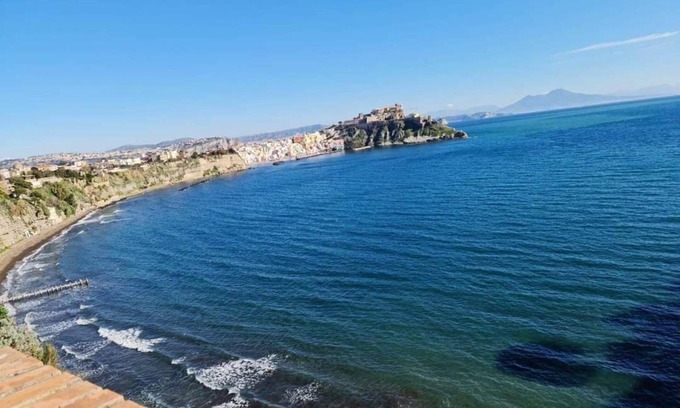 Licola Apartment | On the Chiaia Beach in Procida the intriguing "Whisper of the Mimant."