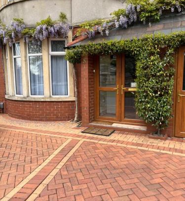 Whitchurch Apartment | On The Common